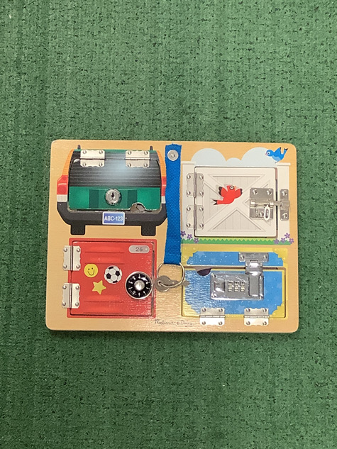 Tavolo con serratura e chiavistello