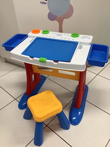 Scrivania gioca e impara + lavagna magnetica