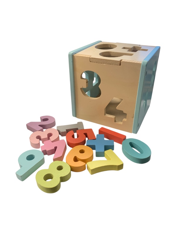 Gioco con numeri ad incastro in legno